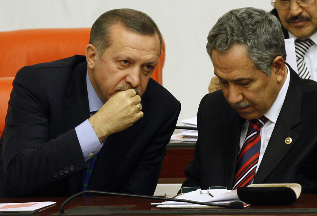 Une fondation dirigée par un des fils du Premier ministre turc Recep Tayyip Erdogan, (à gauche) a reçu plus de 100 millions de dollars de dons, a indiqué le vice-Premier ministre Bülent Arinç (à droite).