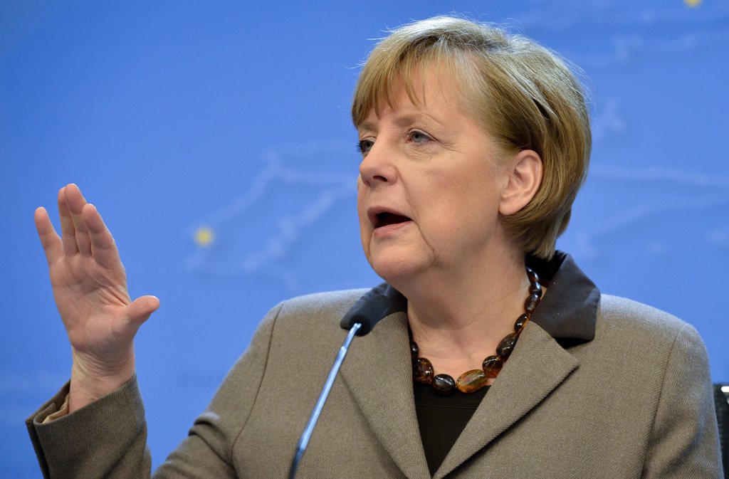 La chancelière allemande Angela Merkel a demandé jeudi au président russe Vladimir Poutine de "contribuer" à la libération d'inspecteurs de l'OSCE, 