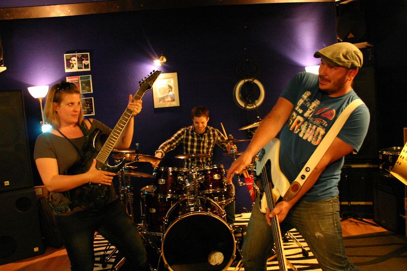 Sylvie Roduit-Coia (administratrice),  Emilien Nicollier (musicien membre) et Stéphane Roduit (président), de l'association Death Pôle Production,un beau dévouement à la scène valaisanne. Leur projet va servir d'incubateur de projets musicaux dans la région.