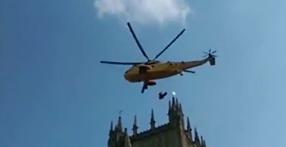 Une femme de 68 ans, blessée après une chute, a été hélitreuillée depuis le toit de la cathédrale de Wells (sud-ouest de l'Angleterre) mardi après-midi.