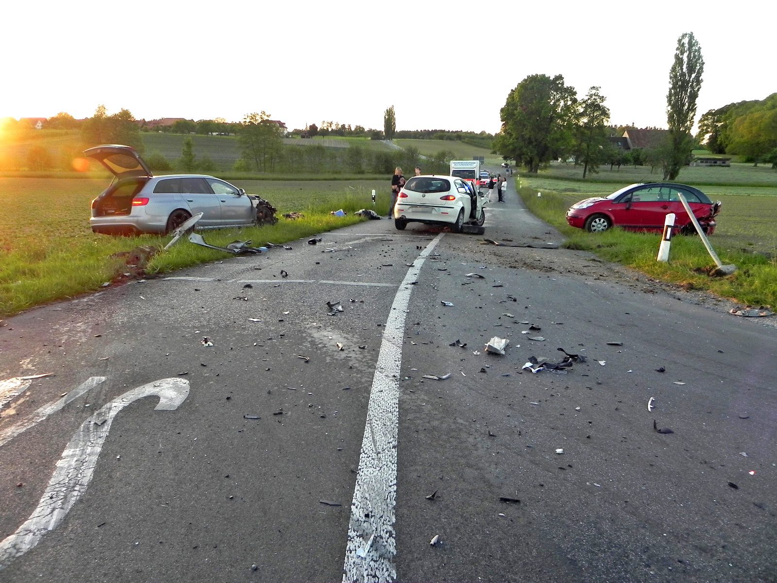 La scène de l'accident provoqué par Jan Ullrich, sa voiture est sur la gauche (grise métallisée). 
