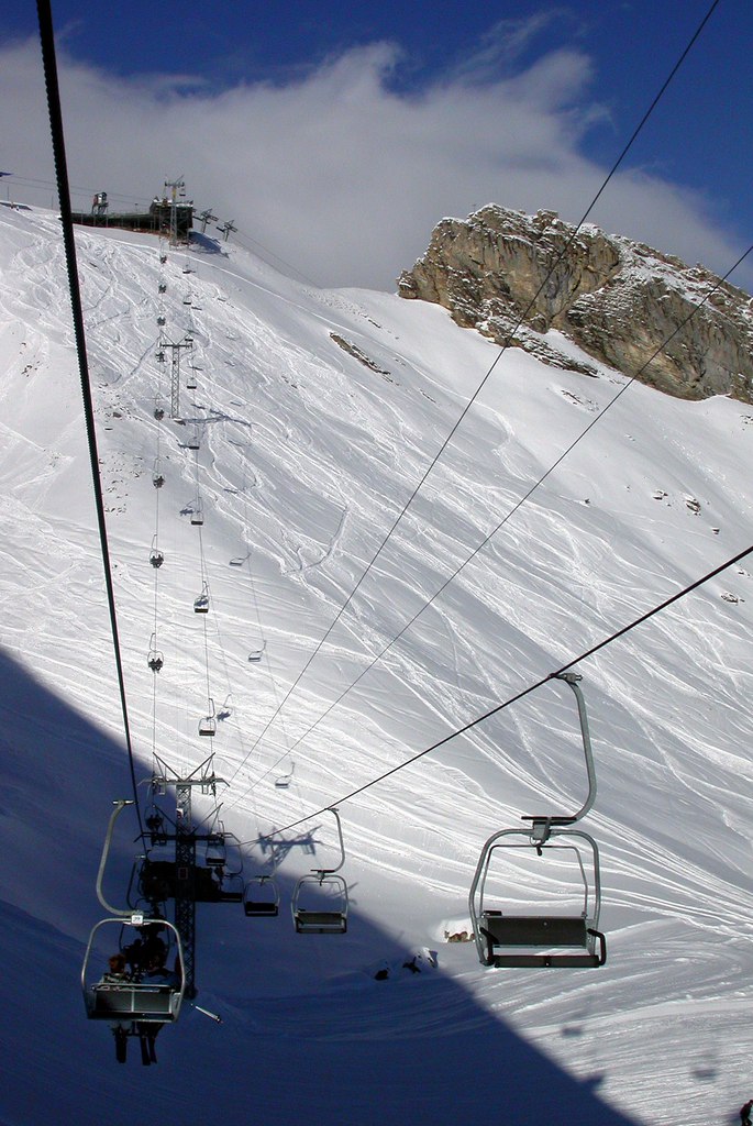 Des touristes skieurs et snowboardeurs utilisent les telesieges de la station d'Anzere en Valais lors de fetes de fin d'annee, ce le lundi 29 decembre 2003. (KEYSTONE/Olivier Maire)
