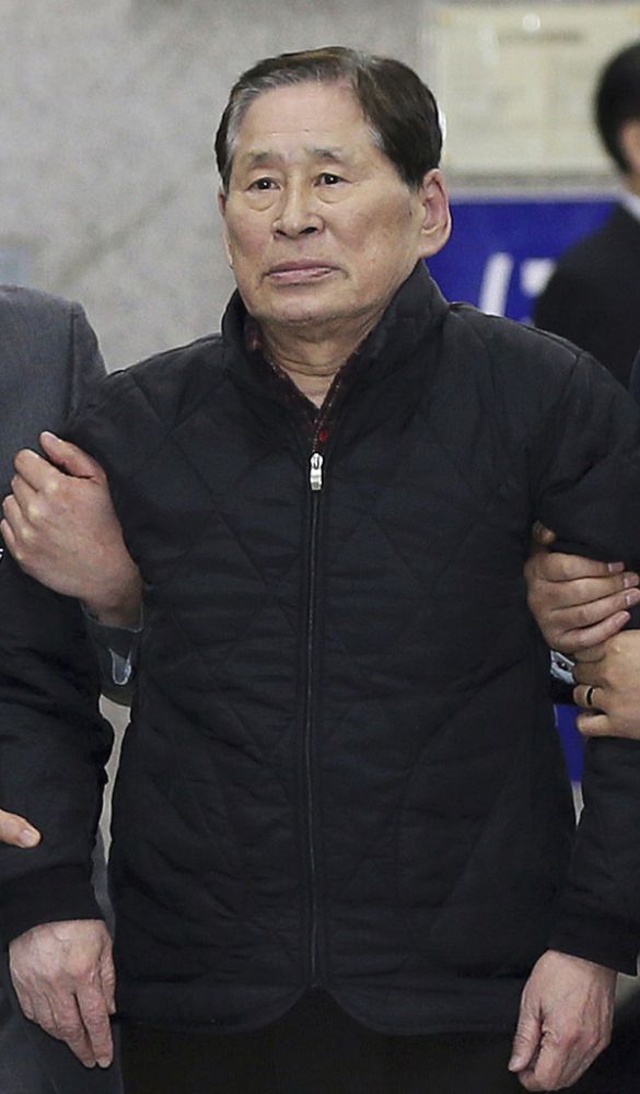 Kim Han-sik, le dirigeant de la compagnie maritime qui exploitait le ferry, a présenté ses excuses aux victimes ainsi qu'aux familles.