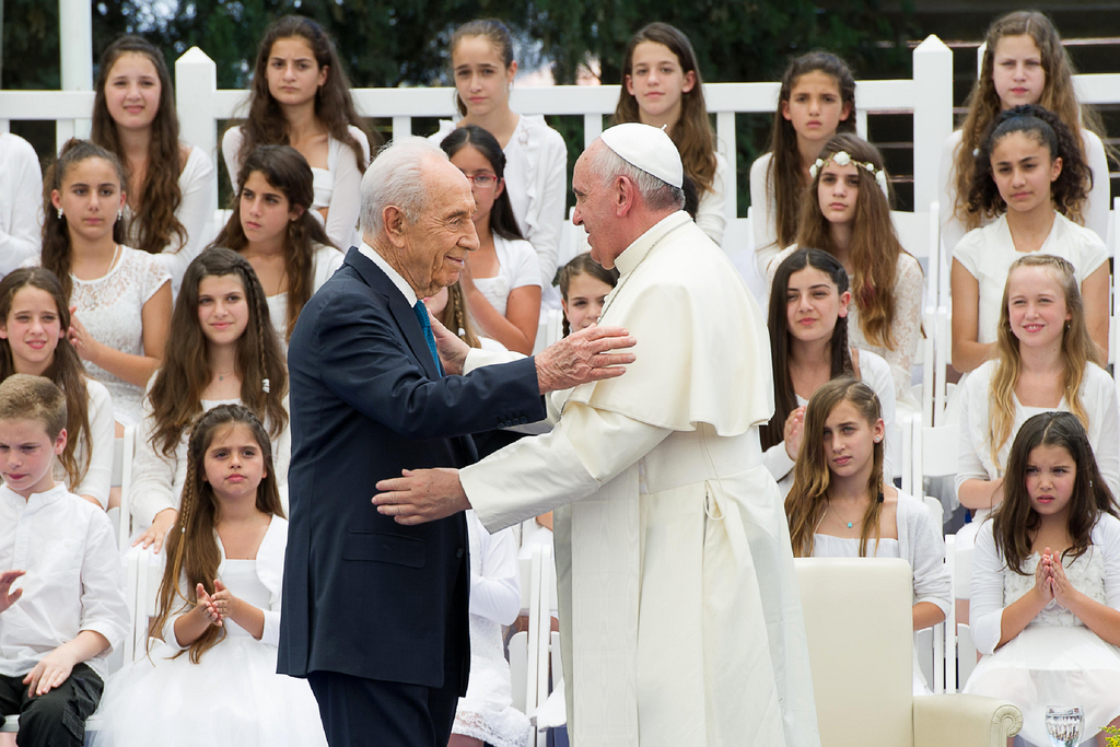 Lors de sa récente visite au Proche-Orient, le pape François a invité Shimon Peres (photo) et Mahmoud Abbas à le rejoindre au Vatican pour prier. Ils ont accepté.