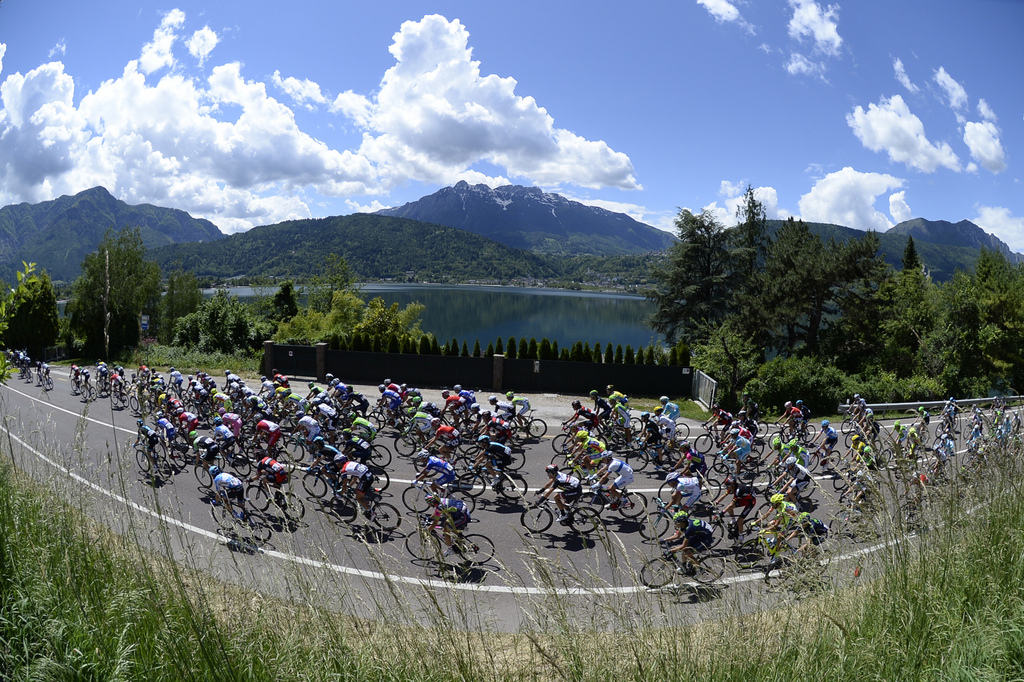 Cyclists pedal during the 17th stage of the Giro d' Italia cycling race from Sarnonico to Vittorio Veneto, Italy, Wednesday, May 28, 2014. (AP Photo/Fabio Ferrari)