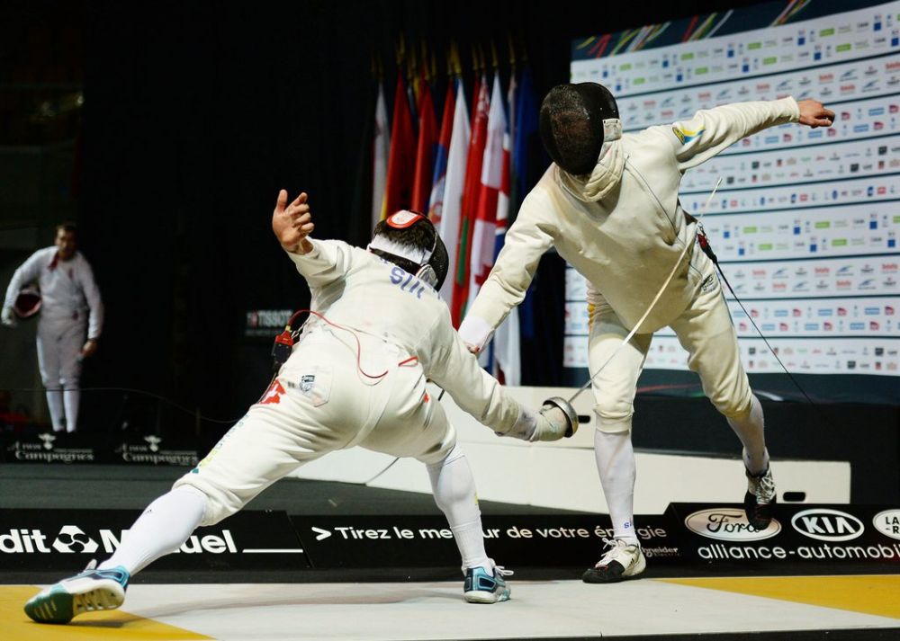 Max Heinzer (à gauche) dans ses uvres face à Bogdan Nikishin de l'équipe d'Ukraine lors de la demi-finale.