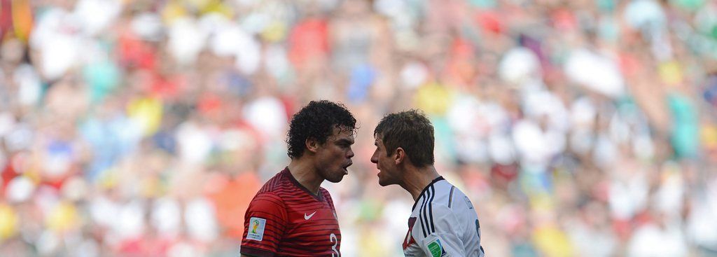 L'allemand Thomas Mueller (droite) et Pepe