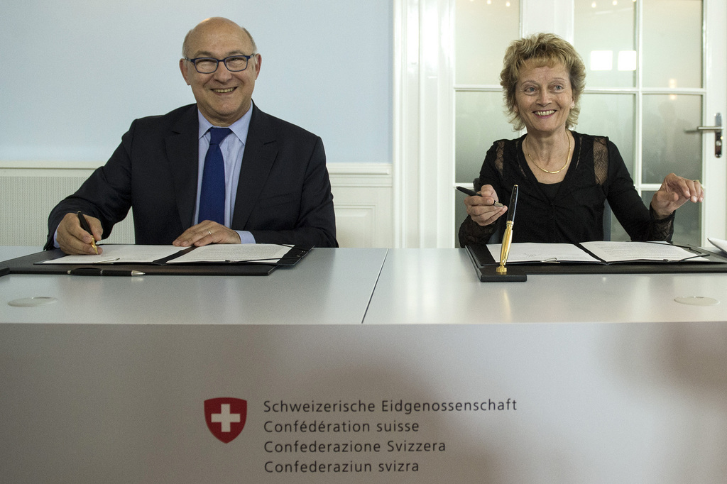 Eveline Widmer-Schlumpf et le ministre français des Finances Michel Sapin au moment de la signature.