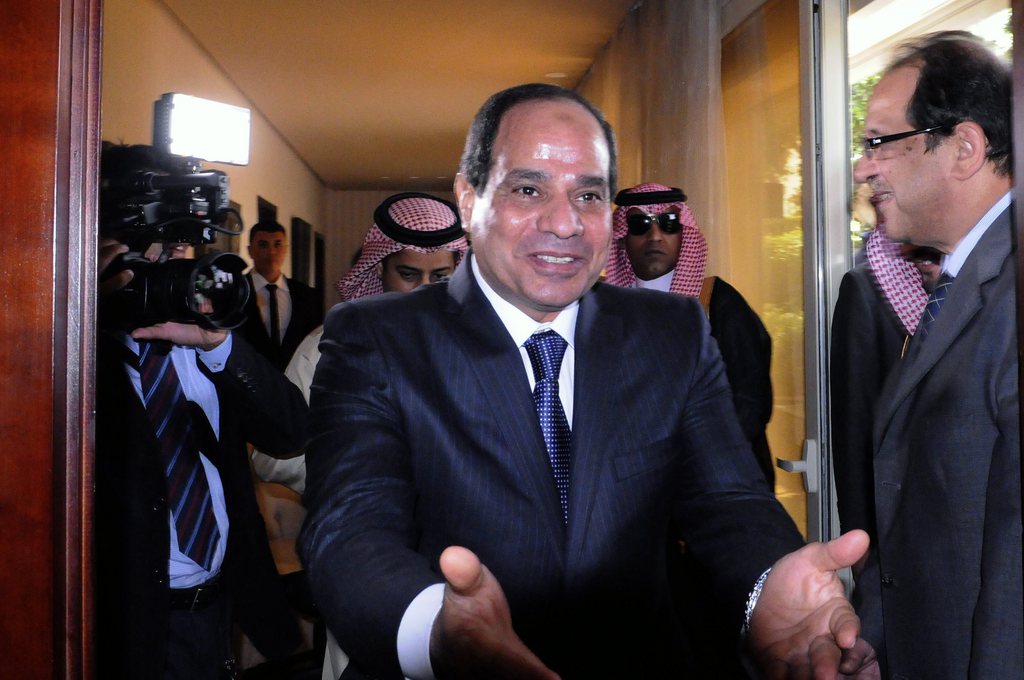 L'ex-chef de l'armée Abdel Fattah al-Sissi, élu président de l'Egypte avec 96,9 % des voix après avoir éliminé toute opposition de la scène politique, a prêté serment dimanche.