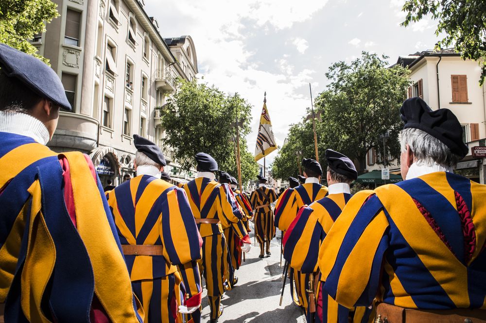 D'anciens gardes du pape ont défilé dans les rues de Sierre à l'occasion de l'Ascension. 