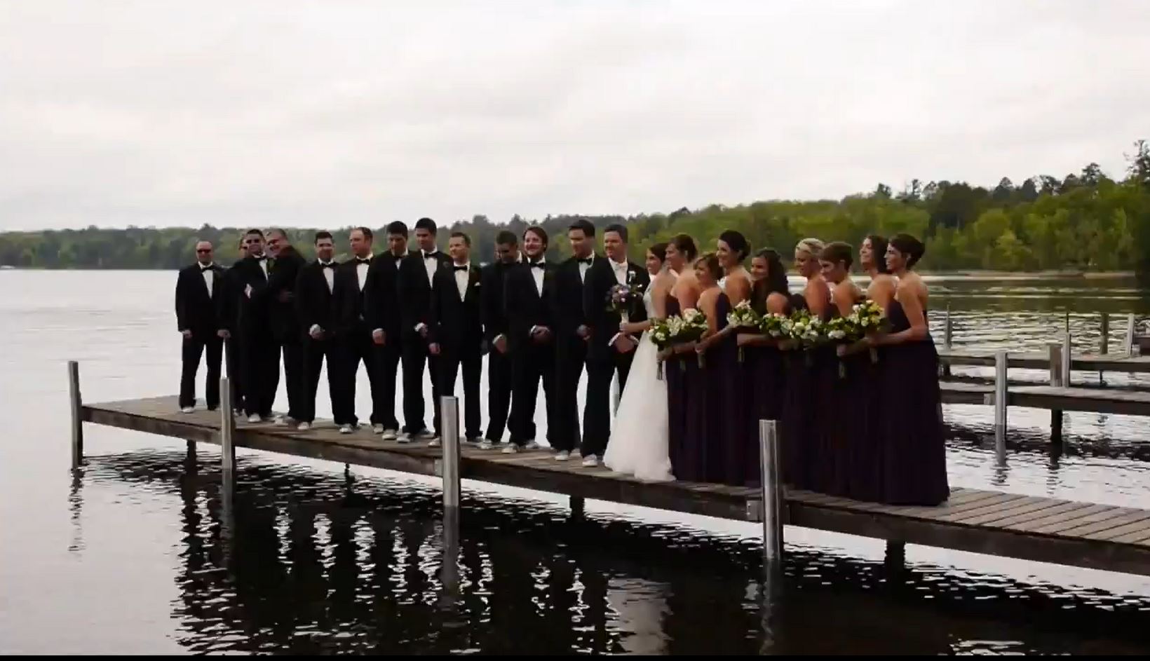 Réunir tous ses amis, le jour de son mariage, avec en arrière-plan un magnifique lac. L'idée paraissait bonne.