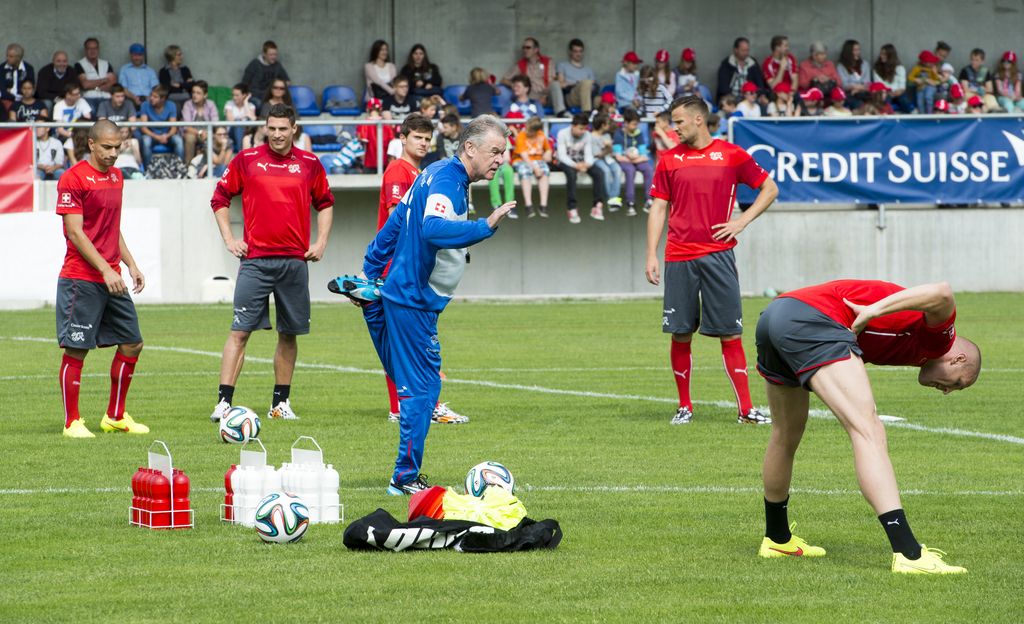 Die Fussball Nationalmannschaft der Schweiz mit Trainer Ottmar Hitzfeld, Mitte, trainiert am Montag, 26. Mai 2014, in der Thermoplan Arena des SC Weggis. (KEYSTONE/Sigi Tischler)