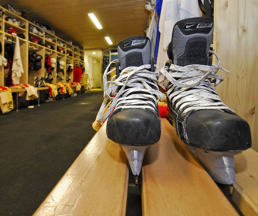 23.01.2007. SIERRE, patinoire de GRABEN. Les infrastructures de la patinoire sierroise sont dans un piteux ?tat. Visite des lieux en compagnie du pr?sident du HC Sierre-Anniviers, Jean-Daniel EPINEY. Les vestiaires de la 1?re ?quipe ont ?t? am?nag?s par les joueurs du club. (NOUVELLISTE/Christian HOFMANN)