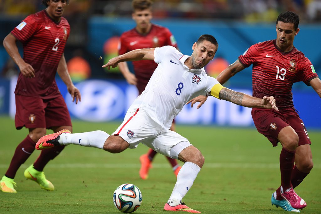 Clint Dempsey et les Américains ont tenu la dragée haute à Bruno Alves (g.), Ricardo Costa (dr.) et le Portugal qui a égalisé à 2 partout à la 95e minute. 