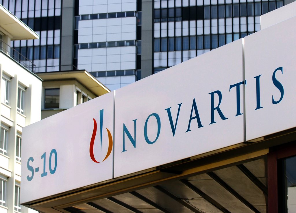 Das Logo des Pharmakonzerns Novartis am Freitag, 12. August 2005, in Basel.  (KEYSTONE/Steffen Schmidt)