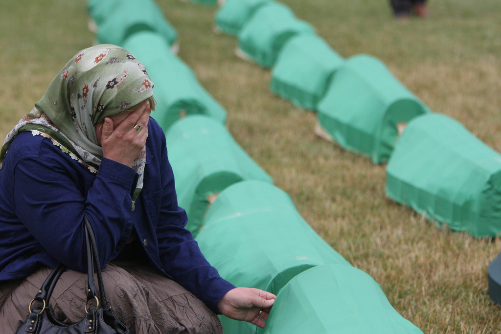 Des milliers de personnes ont participé dimanche à Kozarac, dans le nord-ouest de la Bosnie, aux obsèques de 284 personnes tuées dans cette région par les forces serbes bosniennes durant la guerre intercommunautaire de 1992-95.