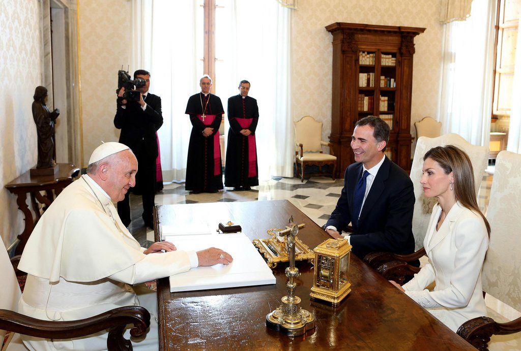 epa04291389 Pope Francis meets Spain's King Felipe (C) and Queen Letizia (R) during a private audience at the Vatican June 30, 2014.  EPA/Alessandro Bianchi