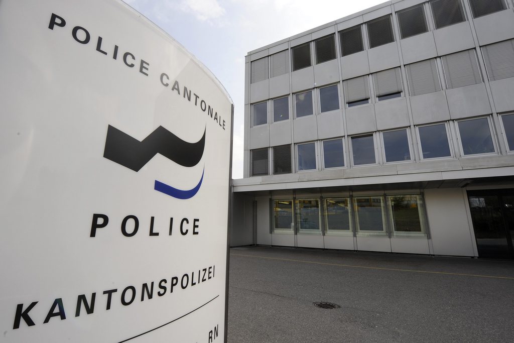 La police cantonale fribourgeoise a pincé lundi à Montilier (FR) un gitan qui transportait dans sa voiture un produit chimique interdit en Suisse.