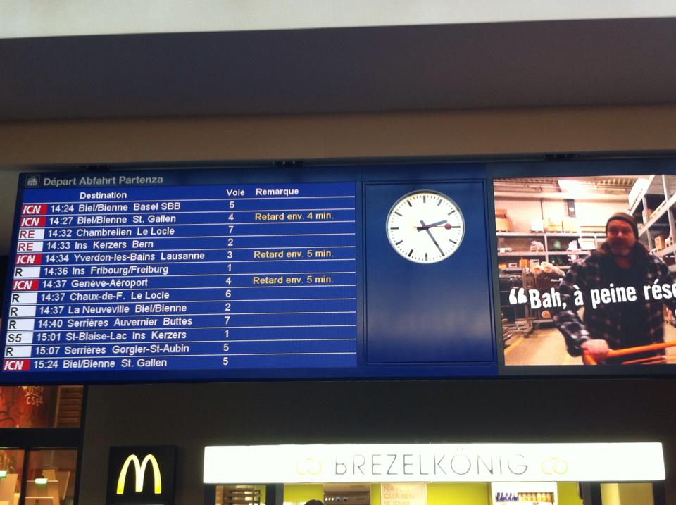 Le tout premier panneau d'affichage à technologie LED a été installé en gare de Neuchâtel.