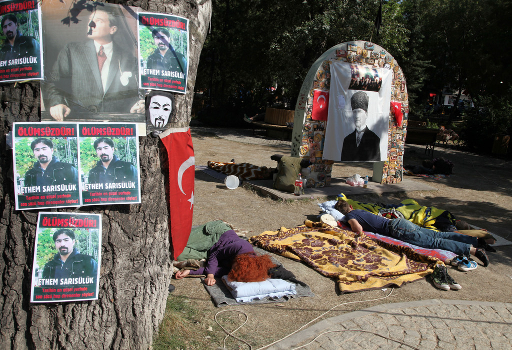 La violente répression policière qui a causé la mort d'Ethem Sarisuluk (en affichettes) le 1er juin 2013 a déclenché à Ankara trois semaines d'affrontement. 