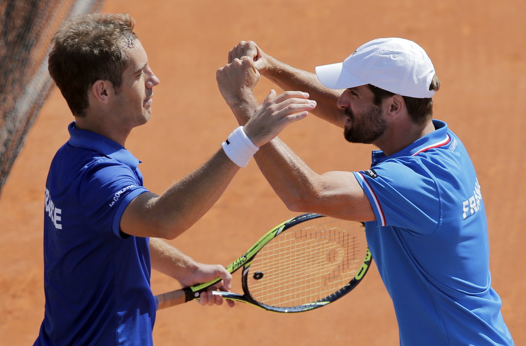 Richard Gasquet et son coach Arnaud Clement célèbrent la victoire de la France face à la République Tchèque en demi-finale de la Coupe Davis.