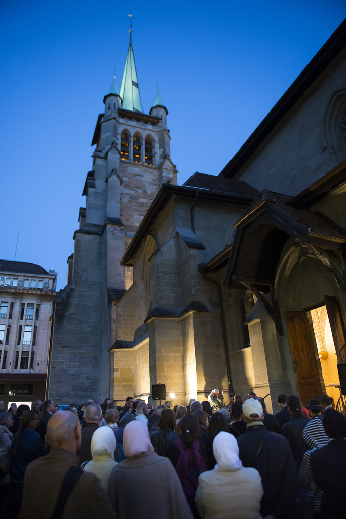 Des personnes de toutes confessions se sont rassemblées devant l'église de St-François pour manifester leur solidarité avec les populations persécutées par l'Etat Islamique.