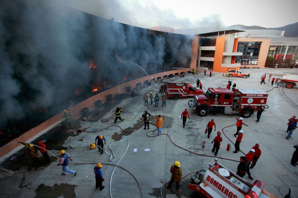 Les bâtiments officiels ont été partiellement incendiés par les manifestants.