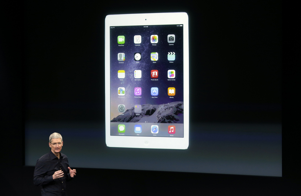 Tim Cook et le nouvel iPad Air 2. 
