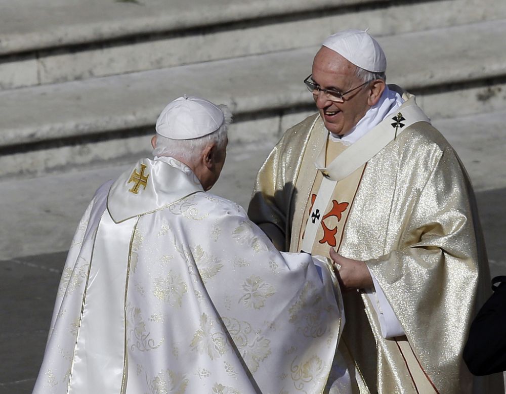 L'ancien pape Benoît XVI et le pape François.