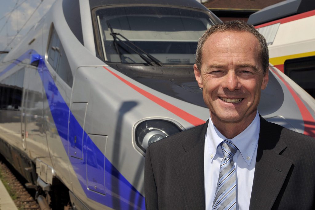 Alain Barbey, CEO de Cisalpino AG pose devant le nouveau train Cisalpino II (ETR 610) lors d'une presentation a la presse du nouveau  train pendulaire a haute vitesse ce jeudi 16 juillet 2009 en gare de Sion. (KEYSTONE/Dominic Favre)