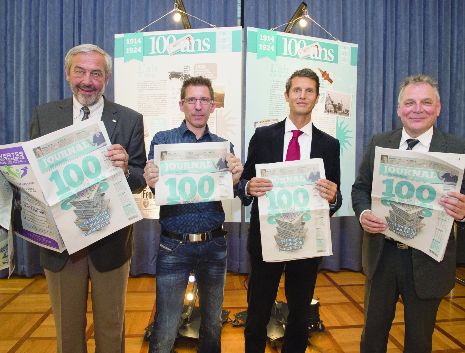 François Genoud, président de la ville de Sierre, Bertrand Crittin, rédacteur en chef du JDS, Stéphane Estival, délégué administratif de Rhône Média et Jacques Melly, conseiller d'Etat découvrent l'édition spéciale 100 ans du JDS qui est distribuée ce matin - à la criée - avec des croissants dans différents points de la cité. Une expo au centre-ville rappelle aux Sierrois ce jubilaire peu commun.