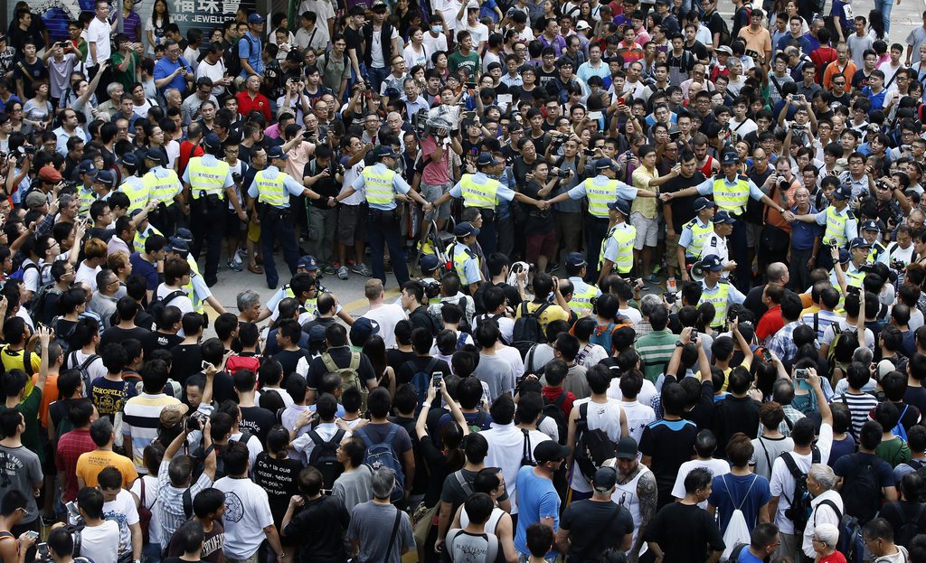 Des dizaines de milliers de manifestants prodémocratie se sont massés samedi soir dans le centre de Hong Kong pour dénoncer les violences commises à leur encontre.