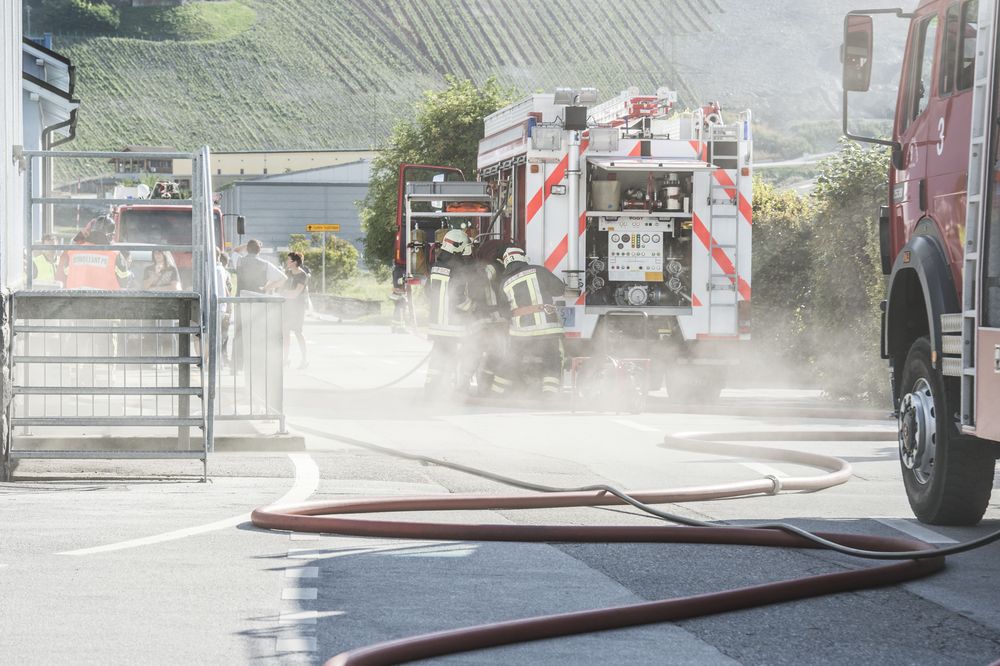 Intervention des pompiers sédunois sur un incendie qui a démarré dans l'après-midi aux Casernes militaires.