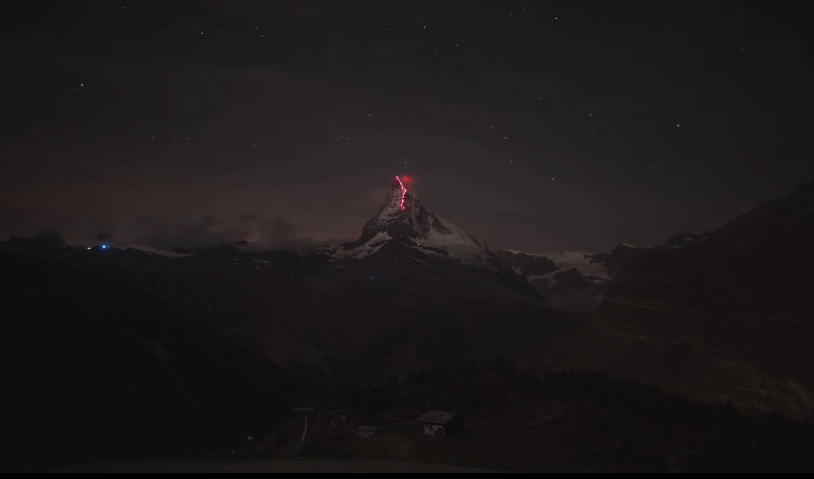 Des centaines de lampes rouges ont été fixées sur le tracé de la première ascension du Cervin.