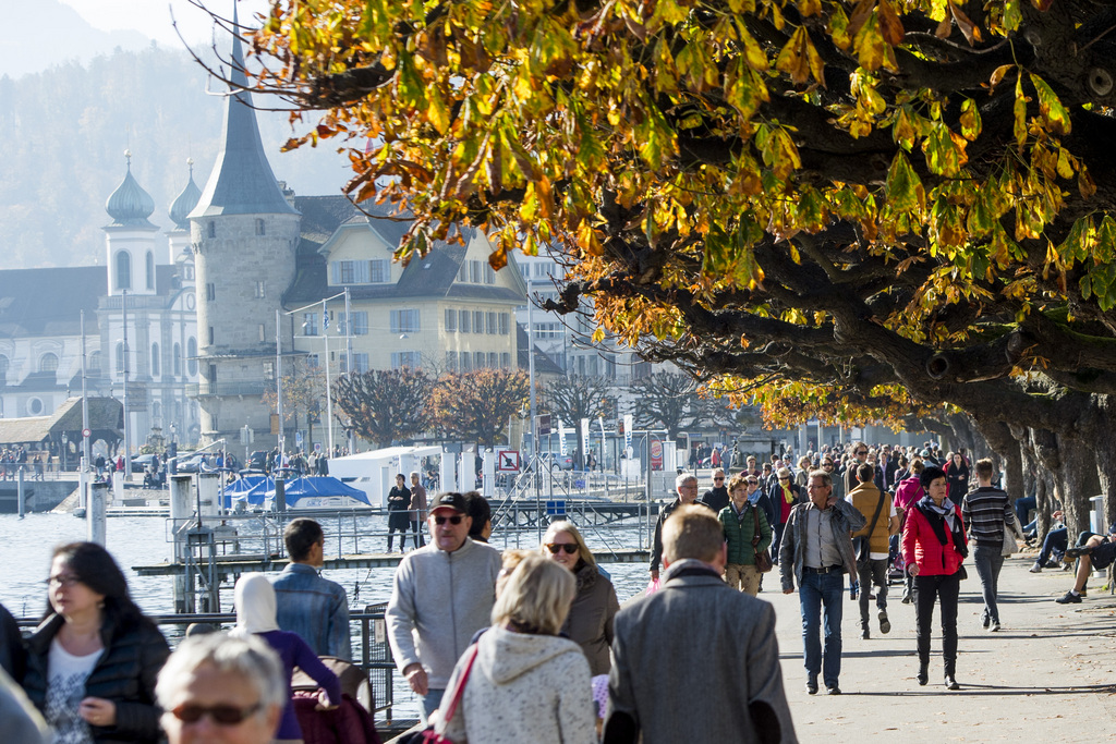 Einheimische und Touristen geniessen das sonnige Herbstwetter am Vierwaldstaettersee in Luzern am 2. November 2014. (KEYSTONE/Sigi Tischler)