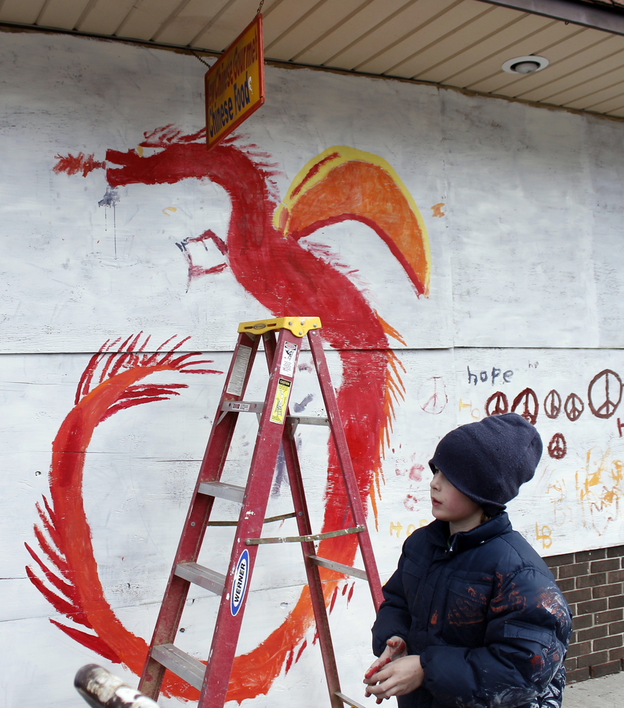 A Ferguson, des enfants ont profité du calme pour peindre ce dragon sur les protections des vitrines des commerces.