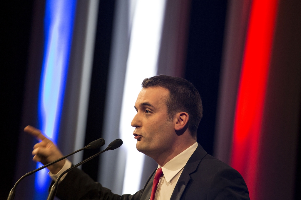 Florian Philippot a dénoncé une "atteinte gravissime à (sa) vie privée" et par ailleurs assuré qu'il n'était "pas du tout" difficile de se dire homosexuel au sein du FN.