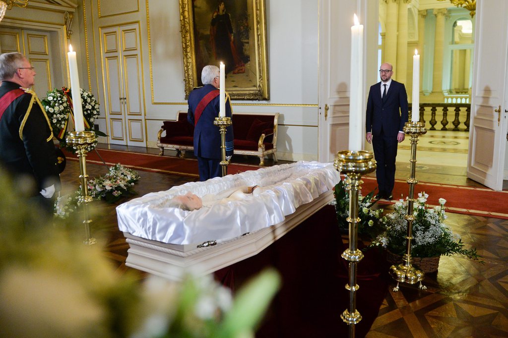 Le Premier ministre belge Charles Michel s'est incliné devant la dépouille de la reine mercredi matin.