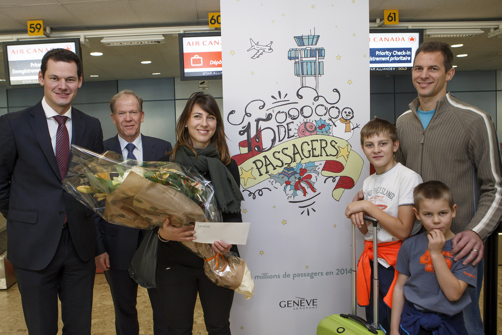 Pierre Maudet et Robert Deillon, directeur de Genève Aéroport récompensent Marie-Claude Beaudoin, qui s'envole pour le Canada avec son mari et ses enfants. 