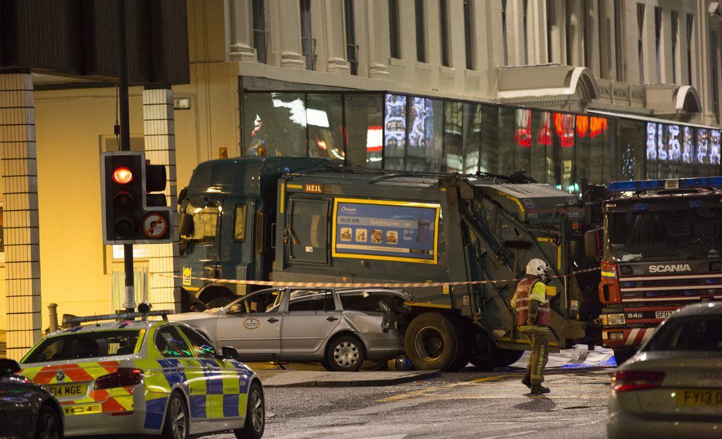 epa04538255 A rescue worker walks at the site of a fatal accident in George Square in Glasgow, Scotland, 22 December 2014. Christmas shoppers in a busy Glasgow street were mown down 22 December by an out-of-control bin truck that mounted the pavement in what police said was a traffic accident in the heart of Scotland's biggest city. A Police Scotland spokesman said, that there had been several fatalities and seven people with serious injuries, but could not confirm reports that six people had died.  EPA/STR