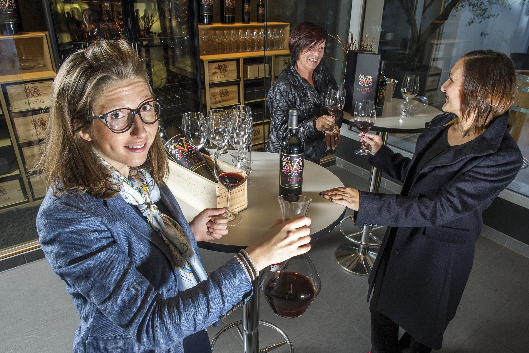 Provins lance l'Electus, un vin haut de gamme  Johanna DAYER, Sales Manager chez Valais Mundi la société qui abrite le projet, en est l'ambassadrice de charme.  (Le Nouvelliste / Christian HOFMANN)