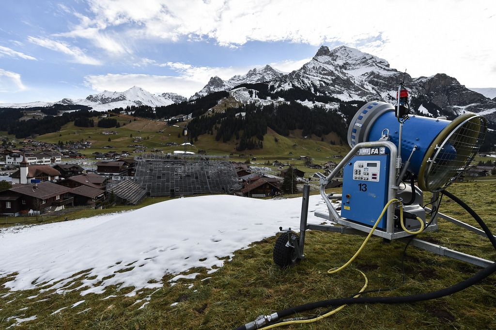 Sicht in das Zielgelaende des "Chuenisbaergli", am Freitag, 19. Dezember 2014, in Adelboden. Am 10. und 11. Januar 2015 sind hier die Internationalen Ski Alpin Weltcuprennen geplant. (KEYSTONE/Peter Schneider)