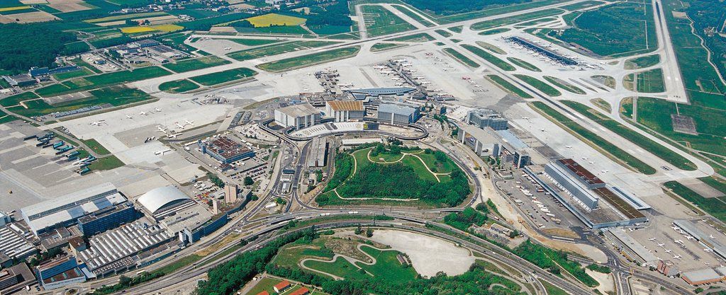 HANDOUT - Eine Luftaufnahme des Huegels Butzenbueel, Standort des Projekts ''Divers(c)ity'' des japanischen Architekten Riken Yamamoto, mit dem der Architekt den Wettbewerb fuer die Grossueberbauung ''The Circle'' am Flughafen Zuerich gewann, wie der Fluhafenbetreiber Unique am Donnerstag, 11. Februar 2010 mitteilte. Mit ''The Circl'' will die Flughafen Zuerich AG am Fuss des Huegels Butzenbueel, unmittelbar neben dem Flughafen, bis 2016 ein exklusives Dienstleistungszentrum realisieren. Dort, wo heute zwei Parkhaeuser und das Alpenrock-House stehen, sollen zwei Hotels, rund 100'000 Quadratmeter Bueroflaechen sowie auf 50'000 Quadratmeter verschiedenste Dienstleistungsbetriebe entstehen. (UNIQUE) *** NO SALES, DARF NUR MIT VOLLSTAENDIGER QUELLENANGABE VERWENDET WERDEN ***