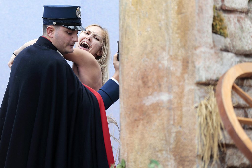 Un gendarme du Vatican avait stoppé la militante Femen dans son action.
