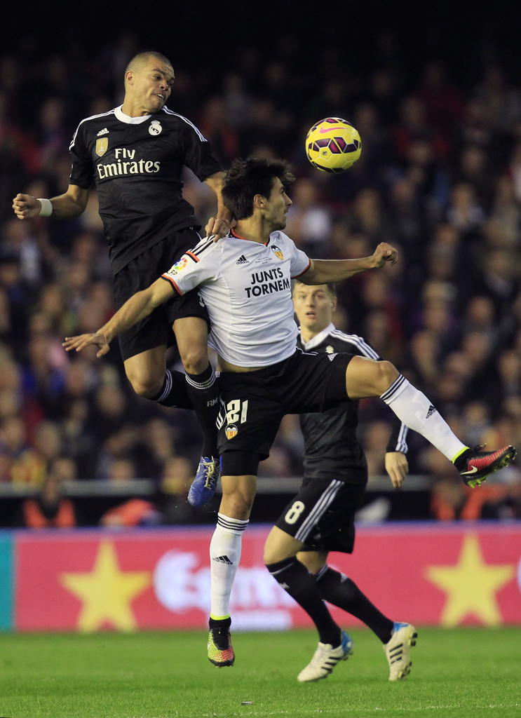 Pepe au duel avec Andre Gomes, le Real a concédé sa première défaite depuis septembre à Valence ce dimanche. 