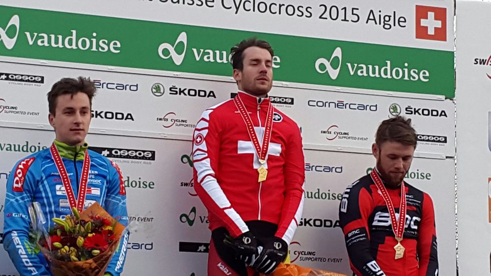 Julien Taramarcaz remporte le titre de champion suisse de cyclocross pour la 3e fois après s'être imposé dimanche après-midi à Aigle.