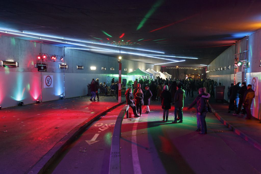 People listen music during New Year celebrations, in Geneva, Switzerland, Thursday, January 1, 2015. (KEYSTONE/Salvatore Di Nolfi)