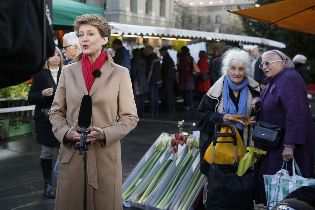 ACHTUNG REDAKTIONEN: SPERRFRIST BIS 1. JANUAR 12.15 UHR - Bundespraesidentin Simonetta Sommaruga haelt ihre Neujahrsansprache auf dem Maerit auf dem Bundesplatz, am Samstag, 20. Dezember 2014 in Bern. (KEYSTONE/Peter Klaunzer)