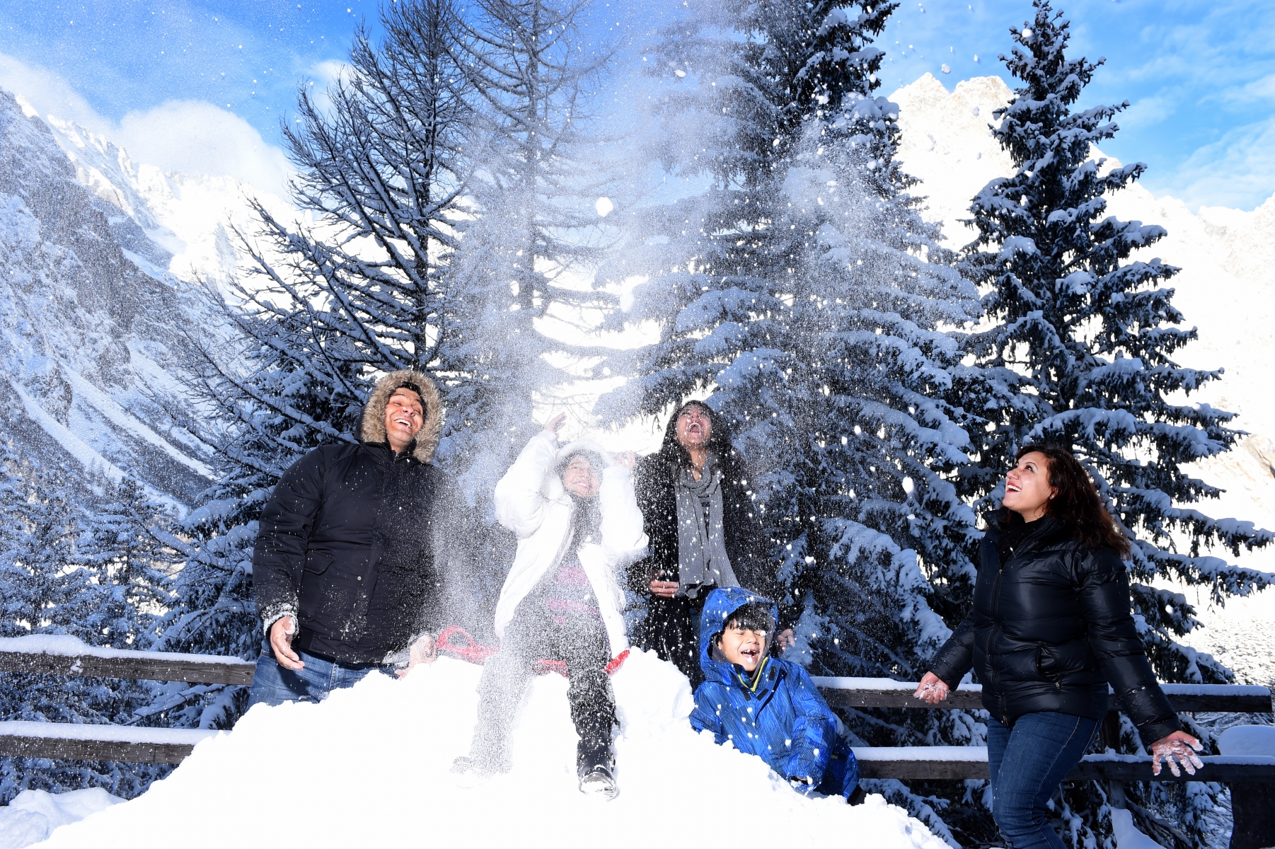 La famille Bajarami-Ajvazi a dégusté la neige de La Fouly.