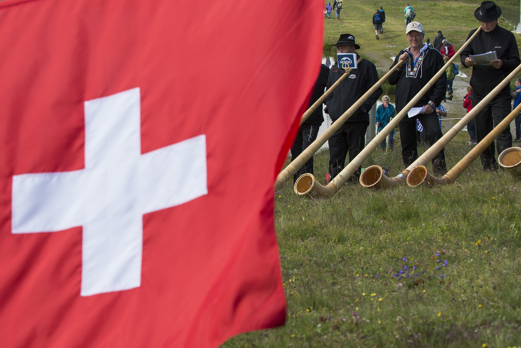 Plus de 150 sonneurs de cor des Alpes et lanceurs de drapeaux Suisse jouent lors du Festival de Cor des Alpes au bord du lac de Tracouet, Nendaz, VS, Ce dimanche 27 juillet 2014. (KEYSTONE/Anthony Anex)